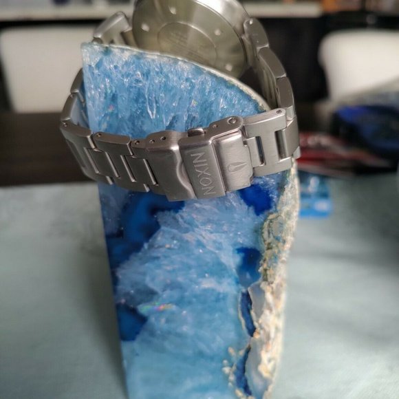 [SOLD] Elegant Silver Gold 40mm Nixon Chameleon Watch 'COLD BLOODED' New Battery - Picture 5 of 7